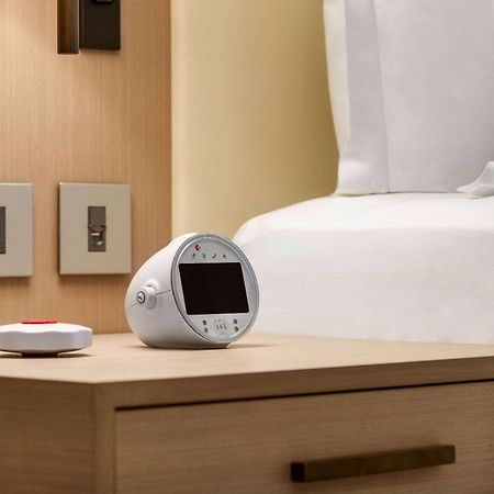 ホテル Ramada By Wyndham Riyadh King Fahd Road エクステリア 写真 A bedside alarm