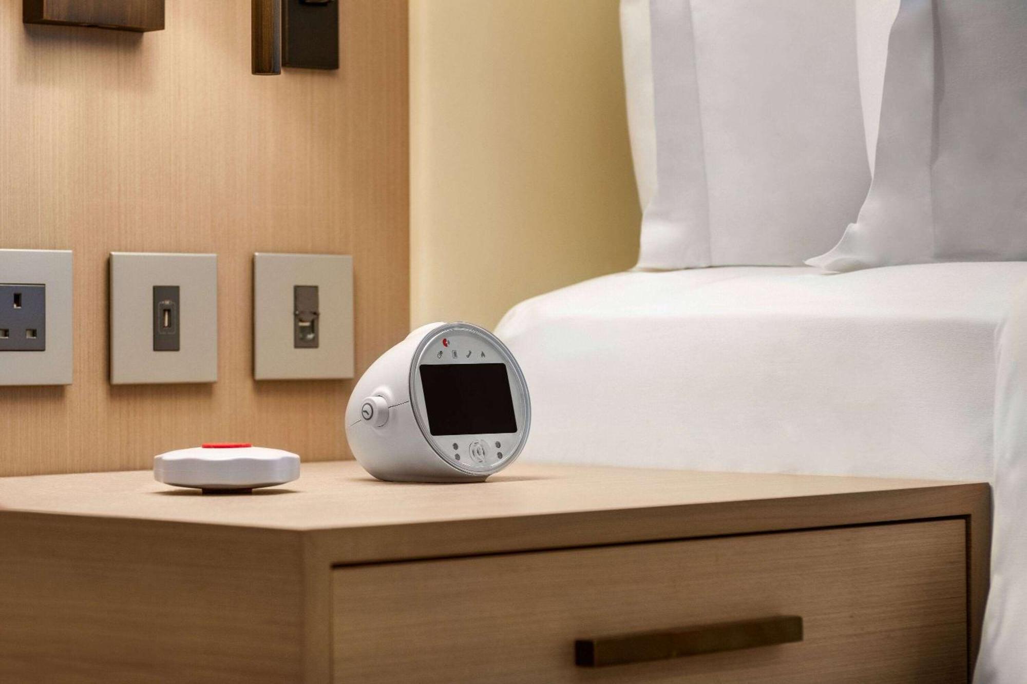 ホテル Ramada By Wyndham Riyadh King Fahd Road エクステリア 写真 A bedside alarm