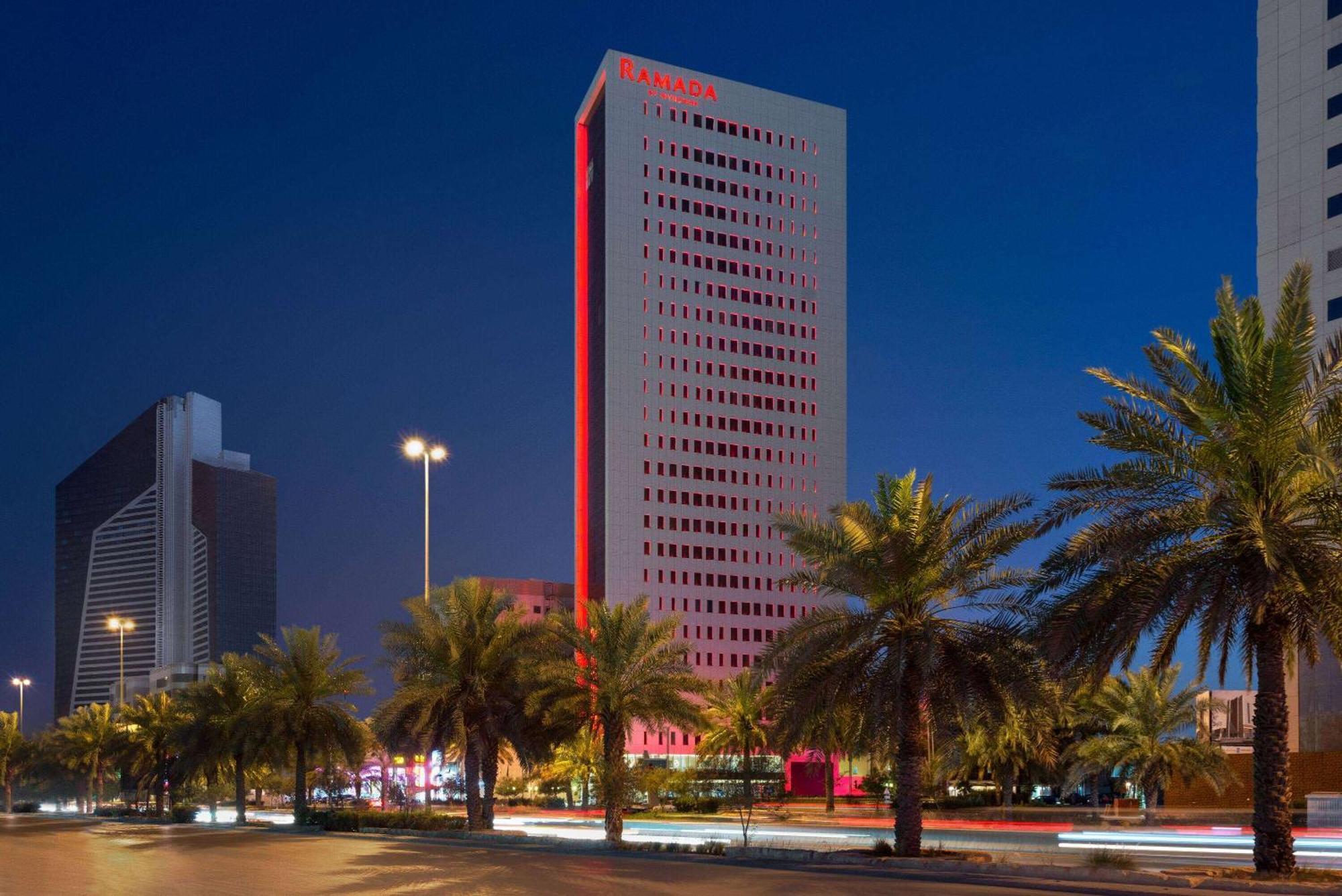 ホテル Ramada By Wyndham Riyadh King Fahd Road エクステリア 写真 The hotel at night