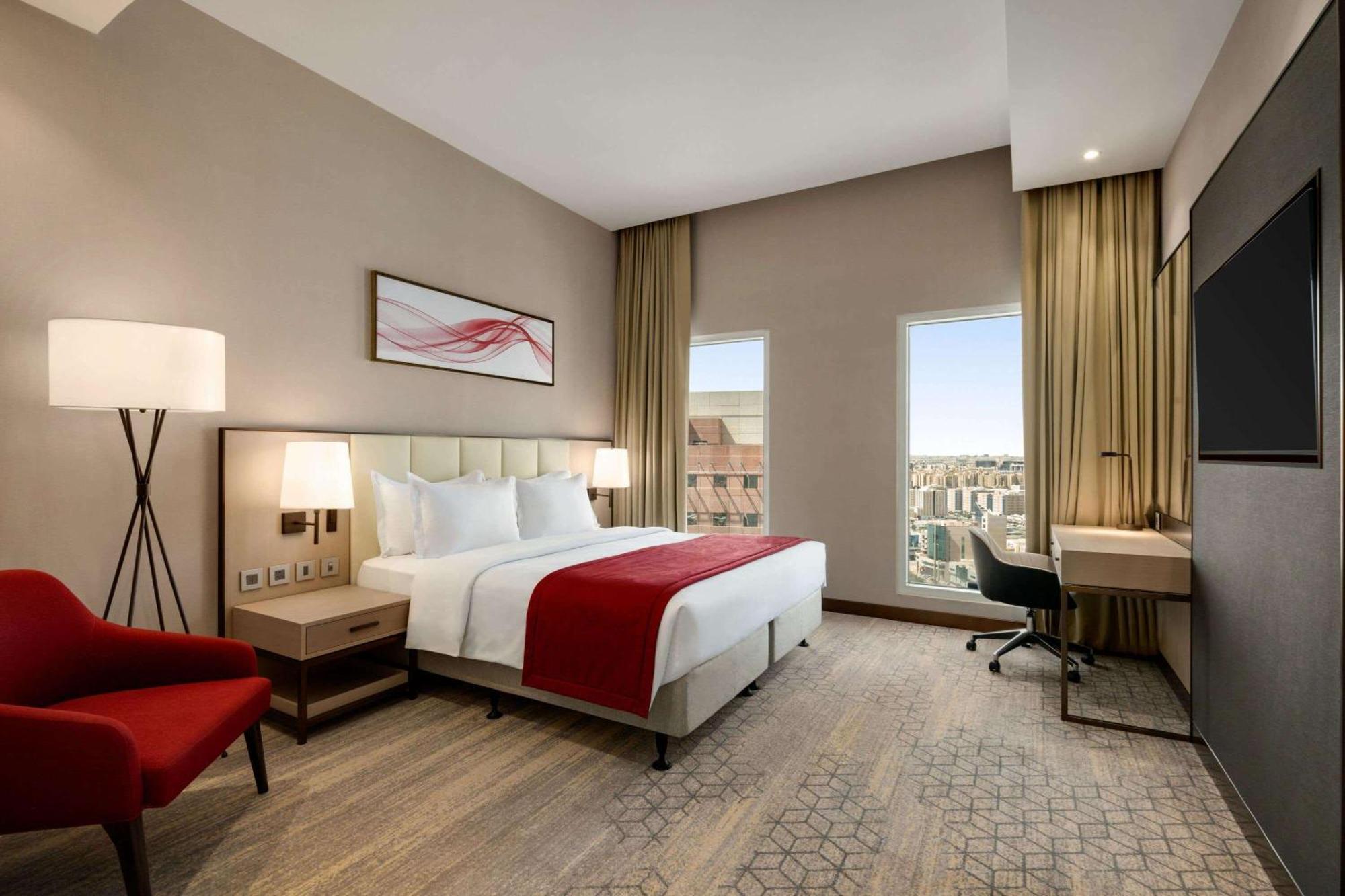 Ramada By Wyndham Riyadh King Fahd Road エクステリア 写真 A guest room at the Hilton Garden Inn, London Heathrow