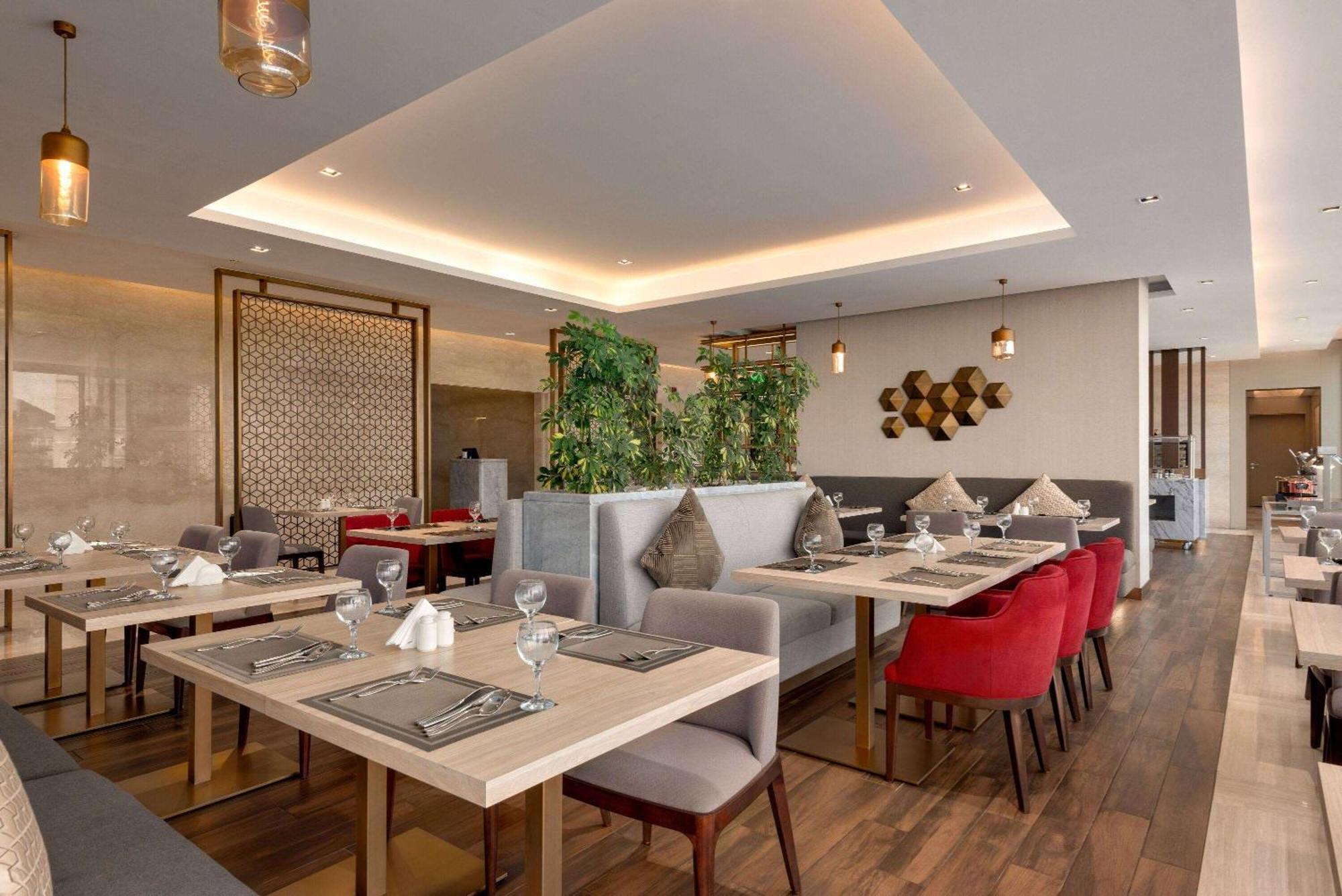 Ramada By Wyndham Riyadh King Fahd Road エクステリア 写真 The restaurant