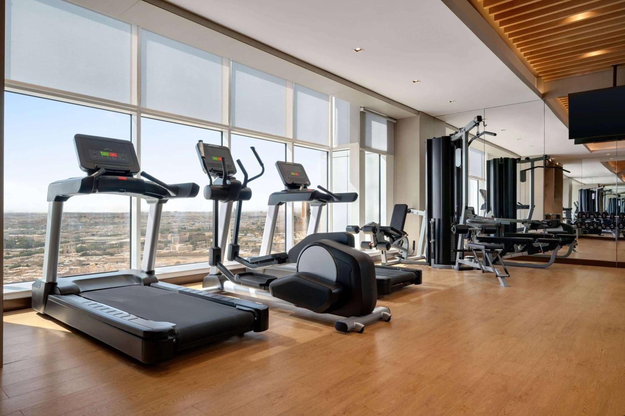 ホテル Ramada By Wyndham Riyadh King Fahd Road エクステリア 写真 A gym at a hotel